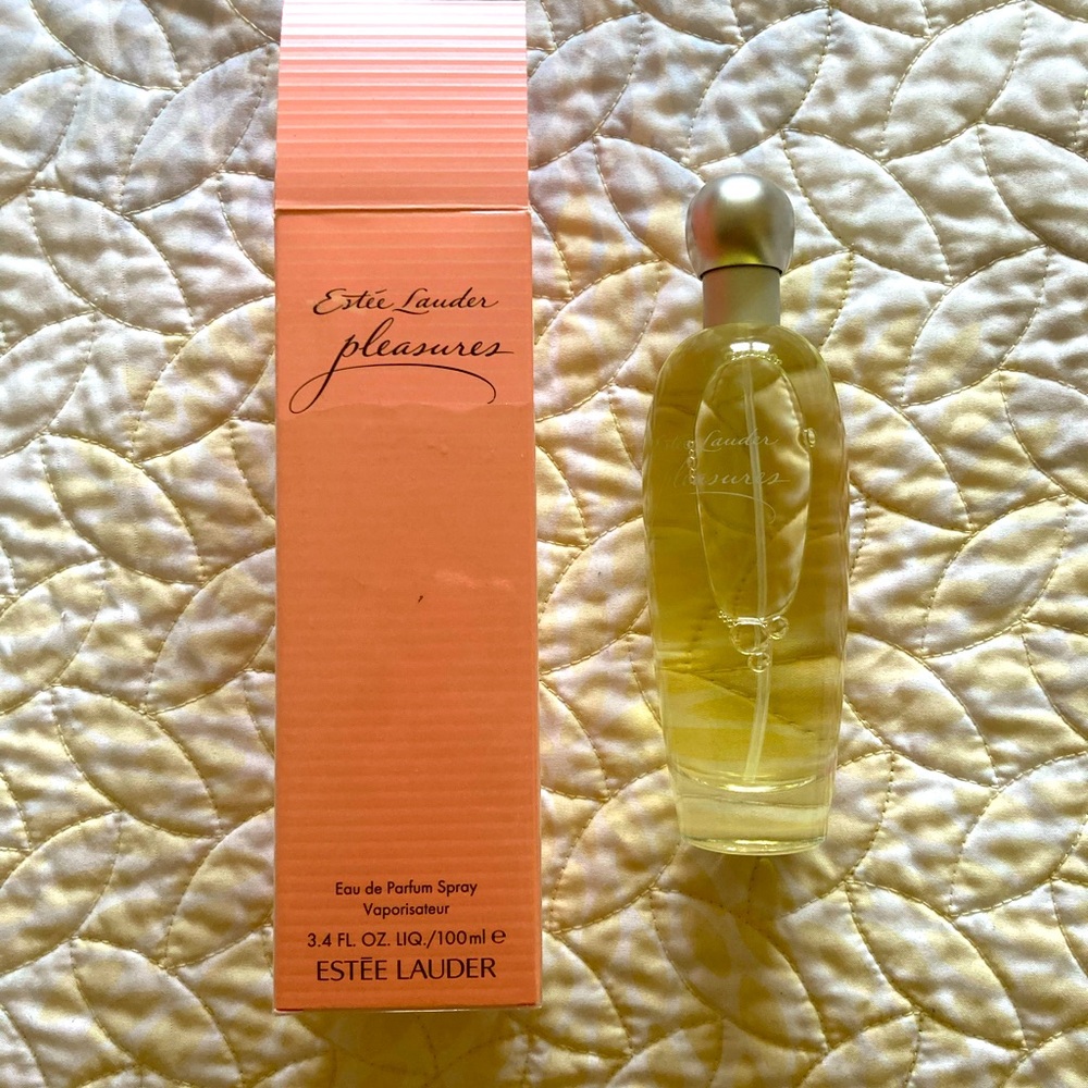 New Estée Lauder Pleasures. Fabulous 3.4-100 ml. Perfume sprayed once.